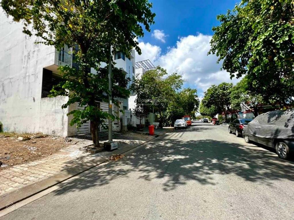 Tôi là chính chủ kẹt tiền cần bán gấp biệt thự kdc phú mỹ, đường lớn gần công viên 10,5x21m, 31 tỷ