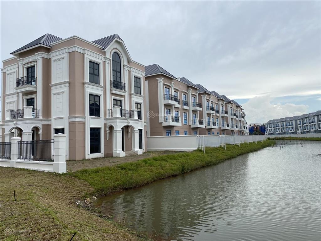 Hàng giá tốt cần bán nhanh cắt lỗ sâu để thoát ngân hàng 200m2 giá 25 tỷ bao hết,  0938 449 ***
