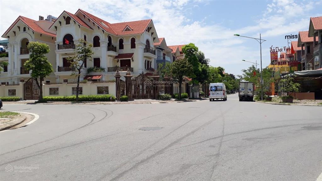 Bán biệt thự tây nam, kinh doanh tuyệt vời dt 230m2, ô góc 2 mặt tiền, vị trí đẹp, đường rộng 20m