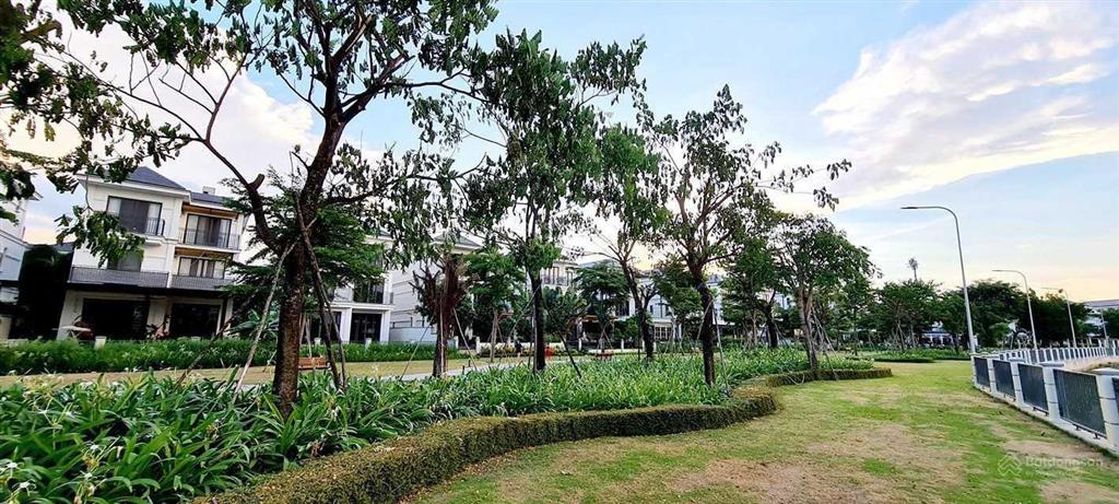 Cần bán nhanh căn biệt thự nine south 7x20m, 17 tỷ.  0989 866 *** tuyền