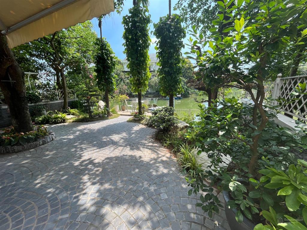 Bán gấp bt hoa sữa 03  12 hướng đn 200.2m2 đất, xây dựng 426.8m2 view thoáng đẹp hồ rộng giá 59tỷ