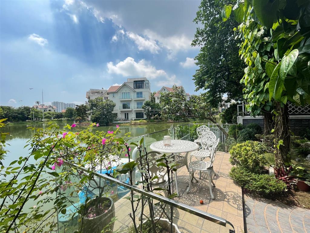 Bán gấp bt hoa sữa 03  12 hướng đn 200.2m2 đất, xây dựng 426.8m2 view thoáng đẹp hồ rộng giá 59tỷ