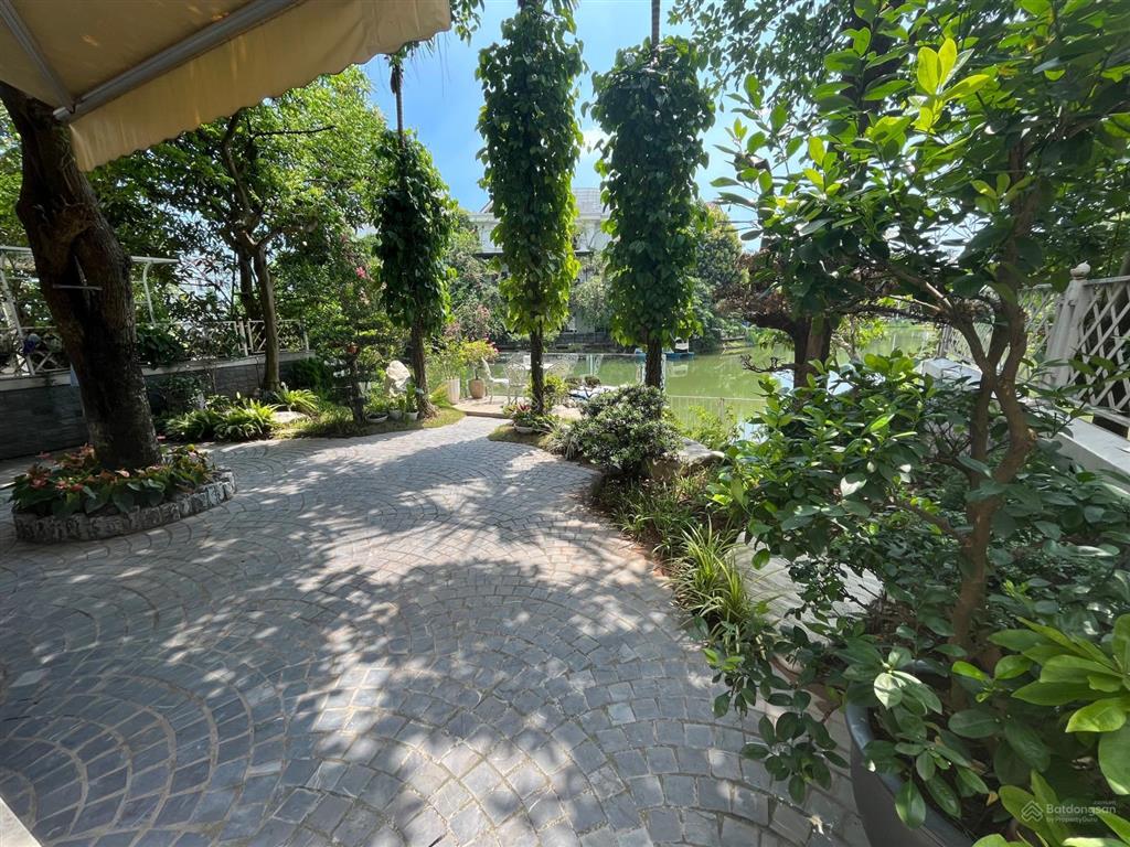 Bán gấp bt hoa sữa 03  12 hướng đn 200.2m2 đất, xây dựng 426.8m2 view thoáng đẹp hồ rộng giá 59tỷ