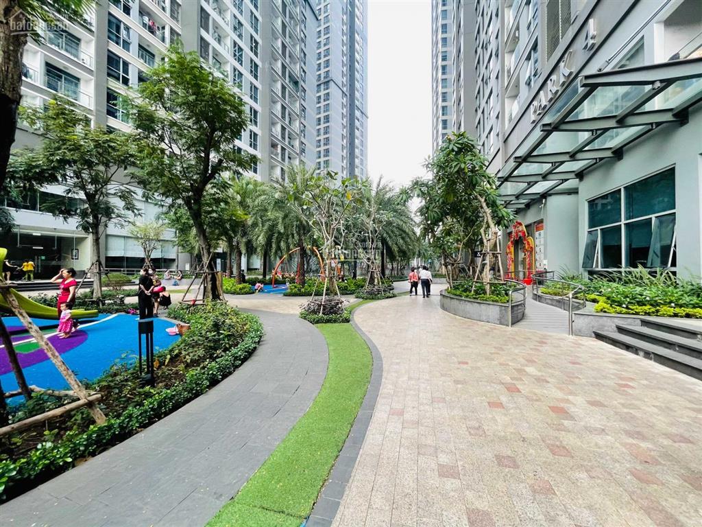 Cho thuê shophouse căn góc mặt tiền đường vinhomes central park.  0904 320 *** (mr. nguyên)