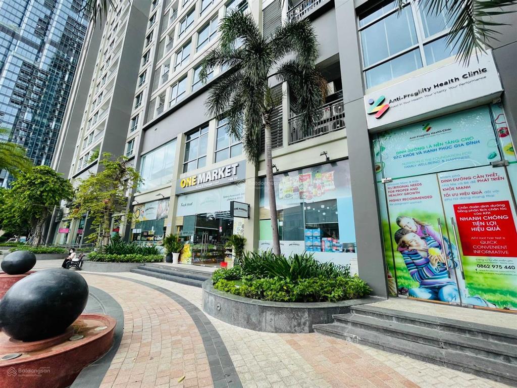 Cho thuê shophouse căn góc mặt tiền đường vinhomes central park.  0904 320 *** (mr. nguyên)