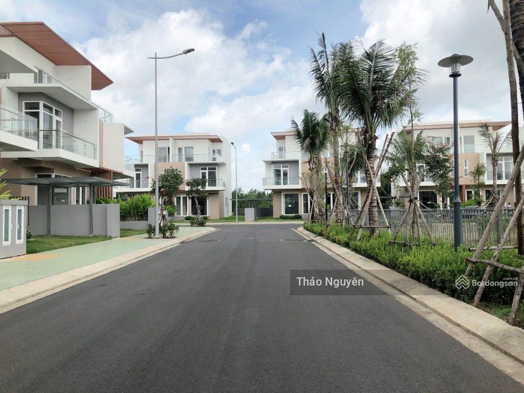 Chính chủ kẹt tiền ngân hàng bán gấp shophouse trục chính 8.x tỷ chốt nhanh, 0979 940 ***