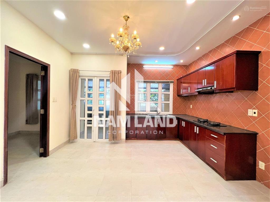 Cho thuê biệt thự 5 phòng 345m2 gara 3 tầng để ở văn phòng công ty hướng tây tứ trạch ngay trần não