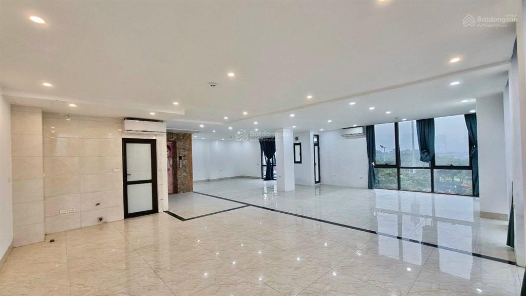 Cho thuê nhà lô góc duy tân, cầu giấy, 180m2, 7t, 1h, mt 28m, nhà mới 100% pccc. giá 110tr