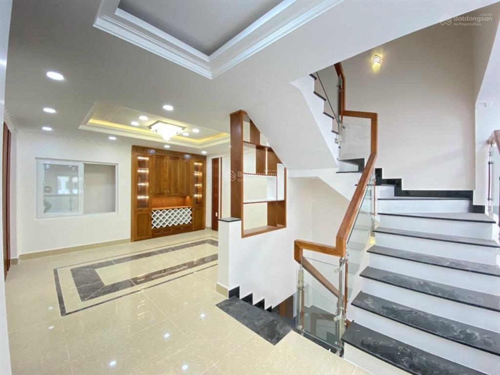 Hàng thơm  mặt tiền đg số 20  hbc dt 4x17m+ lửng+4 tầng  kế bên tttm gigamall