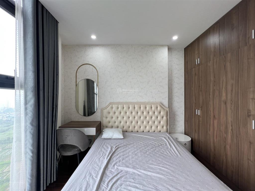 Căn cho thuê căn hộ 3 phòng ngủ cơ bản  full đồ roman plaza.  bql tòa nhà 0836 586 ***