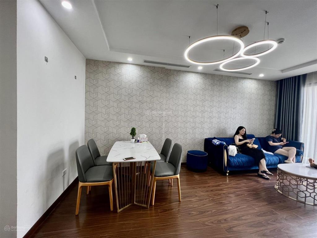 Căn cho thuê căn hộ 3 phòng ngủ cơ bản  full đồ roman plaza.  bql tòa nhà 0836 586 ***
