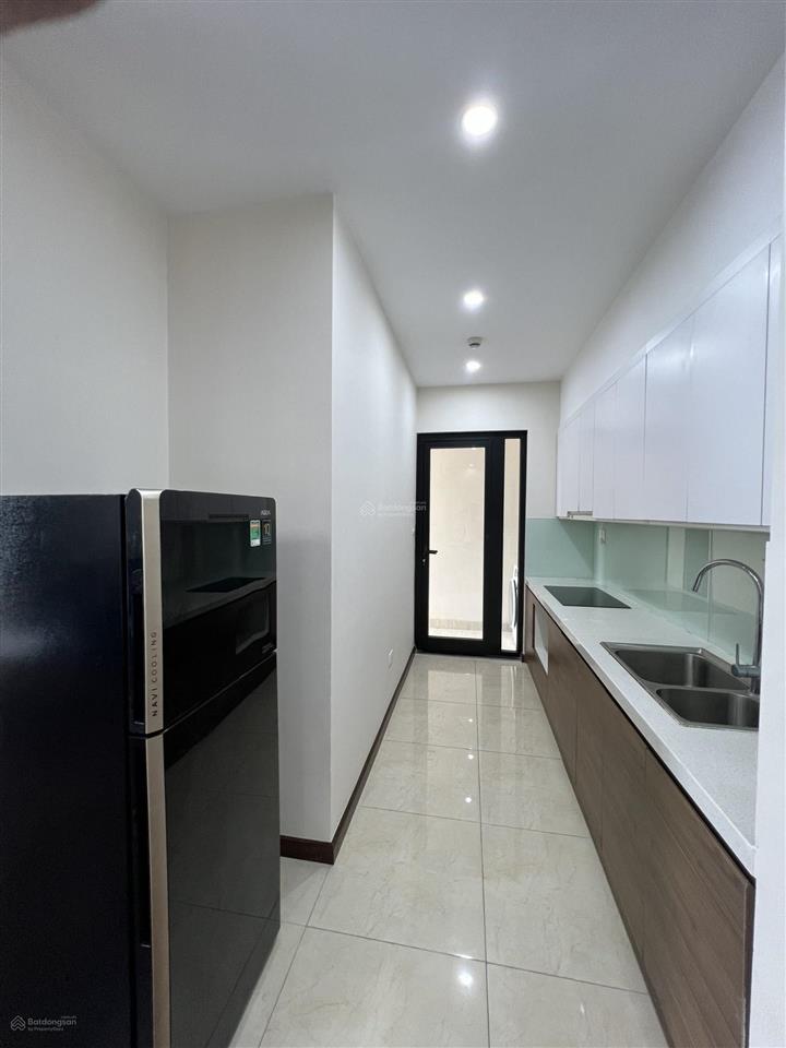 Căn cho thuê căn hộ 3 phòng ngủ cơ bản  full đồ roman plaza.  bql tòa nhà 0836 586 ***