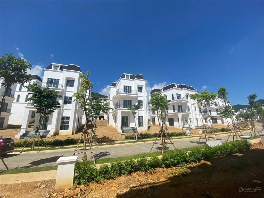 Cần bán căn xanh villas 315m2 giá 6xtr/m2. hướng mát, mặt tiền 14m. view núi rất đẹp