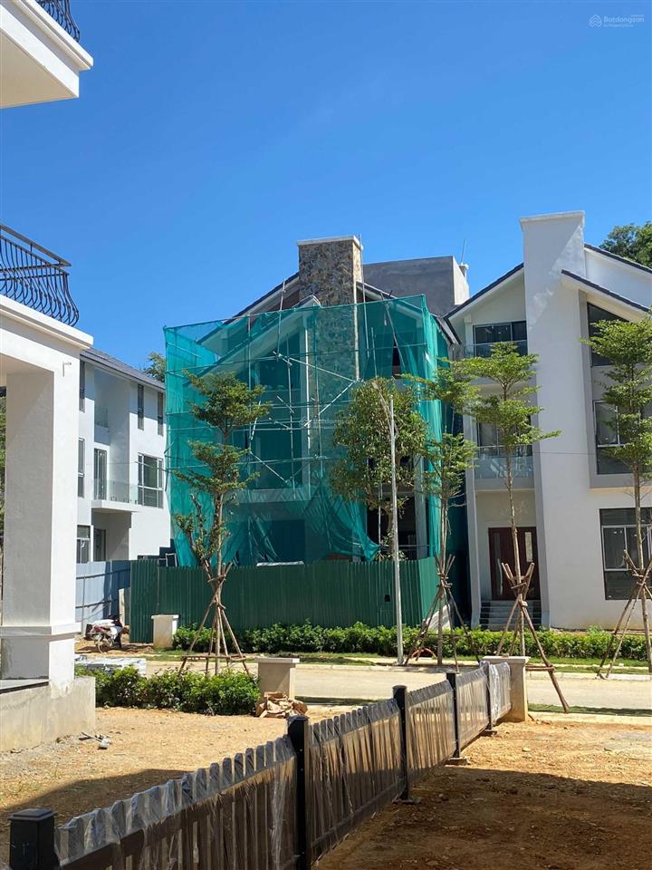 Cần bán căn xanh villas 315m2 giá 6xtr/m2. hướng mát, mặt tiền 14m. view núi rất đẹp