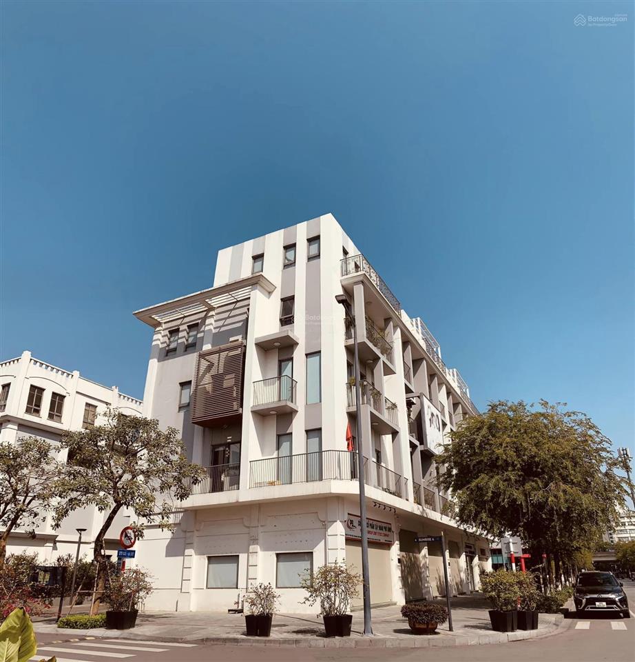 Bán căn shophouse góc, mặt đường 30m, view đẹp, hướng đông nam, dự án the manor central park