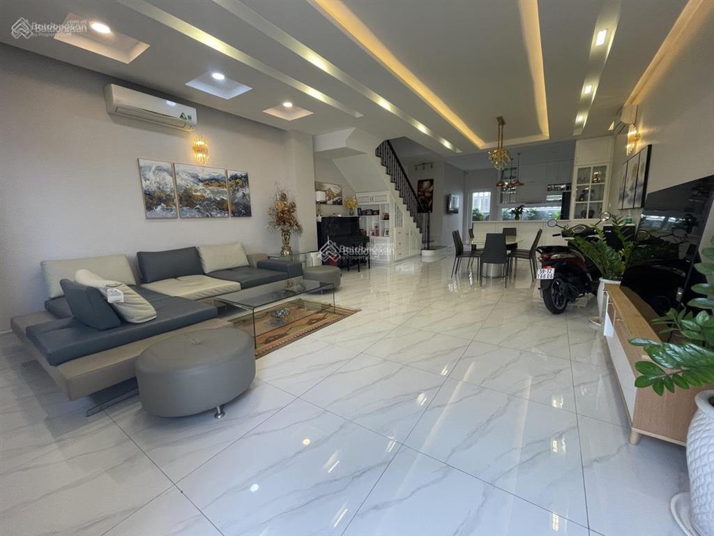 Cho thuê nhà mega village, khang điền, 1 trệt 2 lầu nội thất đẹp, an ninh 12 tr, 0902 442 ***