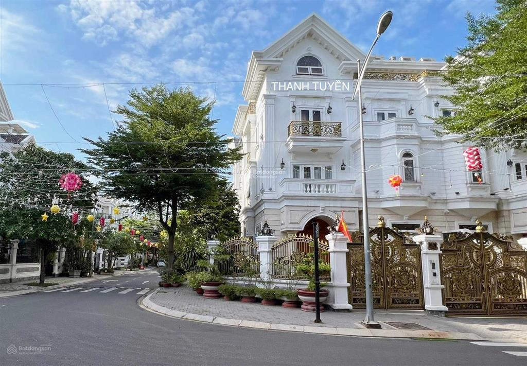 Giảm giá biệt thự góc 2 mt, có thang máy, nội thất gỗ sang trọng, cityland gardenhills. thanh tuyền