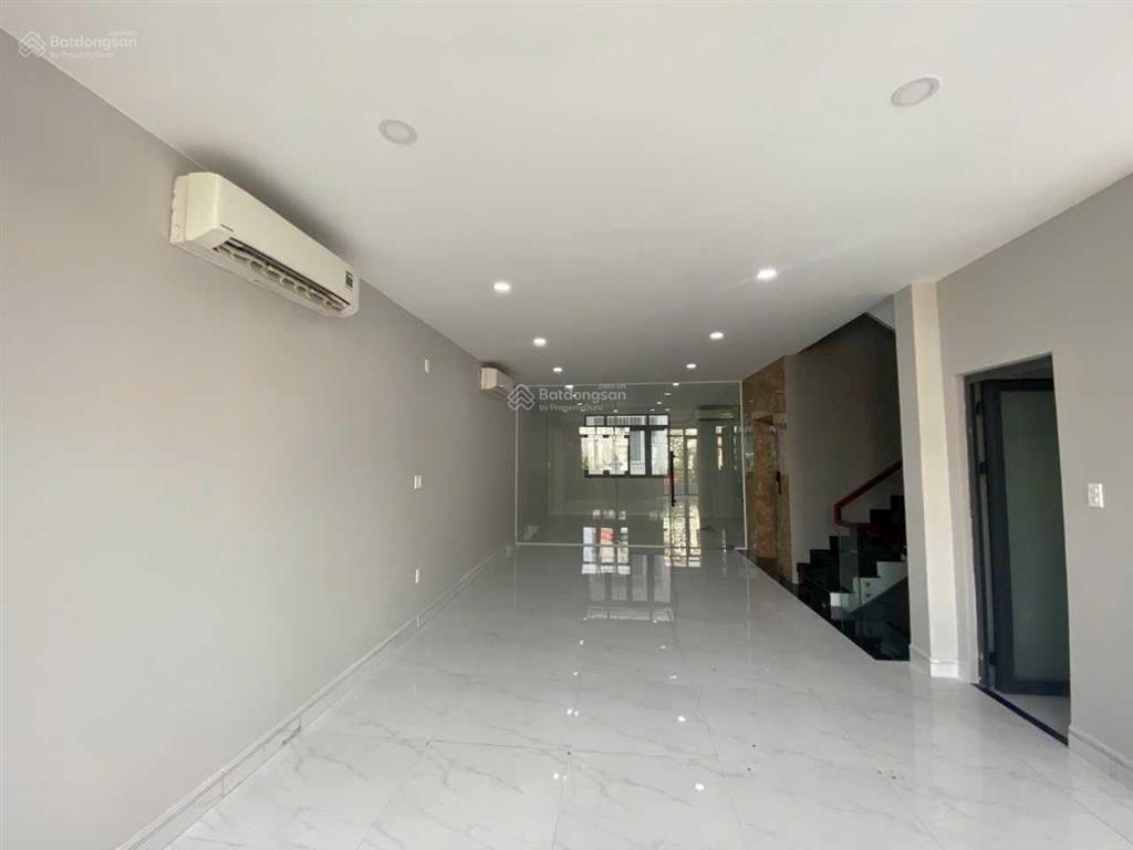 Cho thuê nhà nguyên căn kdc him lam có thang máy tiện làm vp/ở giá 35 triệu/th