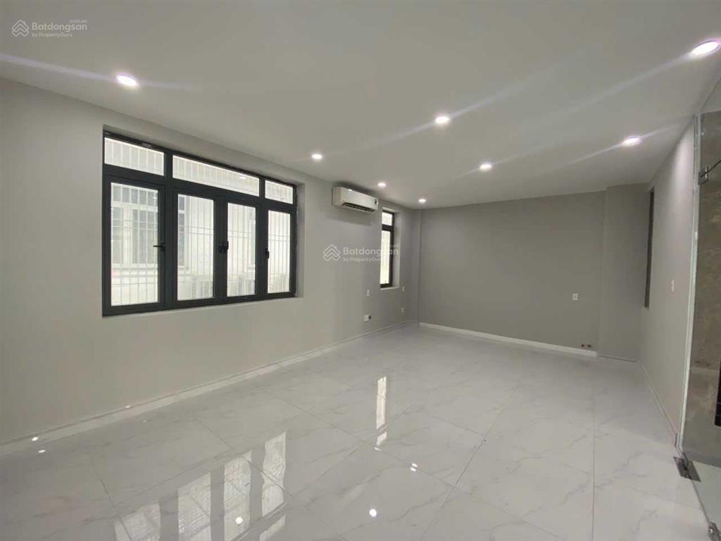 Cho thuê nhà nguyên căn kdc him lam có thang máy tiện làm vp/ở giá 35 triệu/th