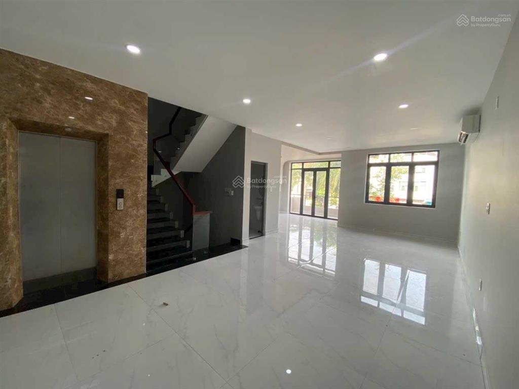 Cho thuê nhà nguyên căn kdc him lam có thang máy tiện làm vp/ở giá 35 triệu/th