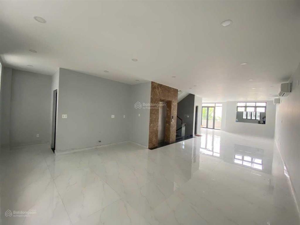 Cho thuê nhà nguyên căn kdc him lam có thang máy tiện làm vp/ở giá 35 triệu/th