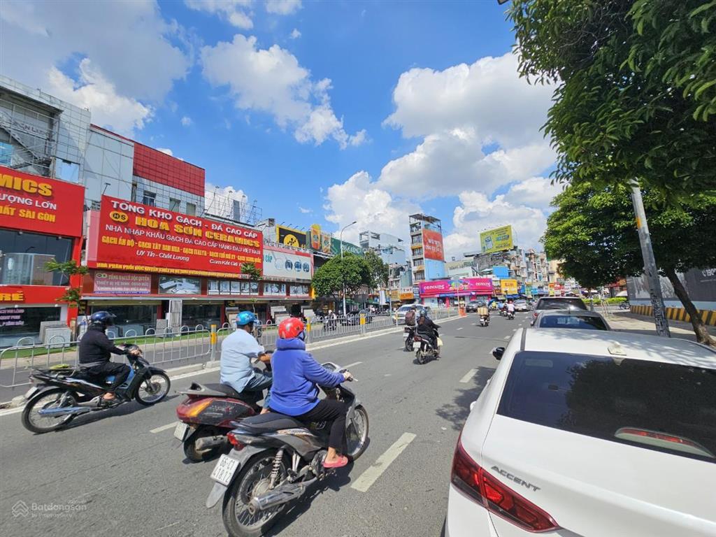 Cho thuê nhà mặt tiền đường cách mạng tháng 8, quận 3, dt 22x35m, 1 trệt, 1 lầu, dtsd 1.500m2