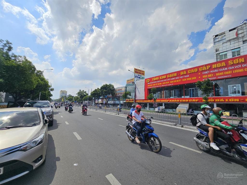 Cho thuê nhà mặt tiền đường cách mạng tháng 8, quận 3, dt 22x35m, 1 trệt, 1 lầu, dtsd 1.500m2