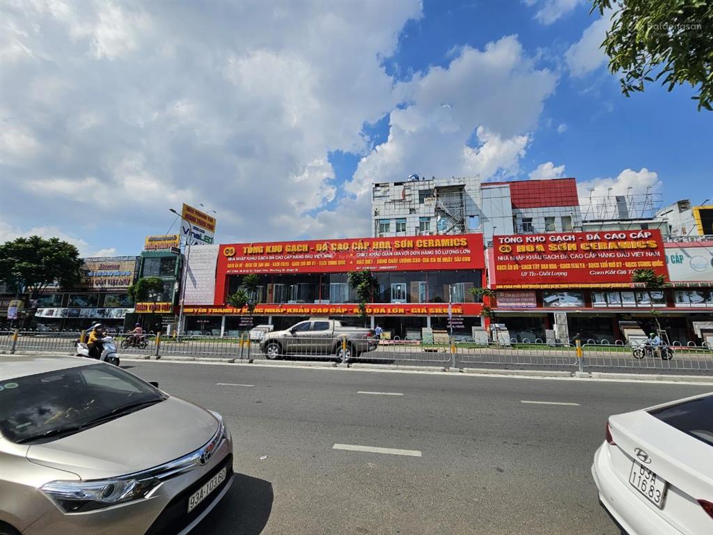 Cho thuê nhà mặt tiền đường cách mạng tháng 8, quận 3, dt 22x35m, 1 trệt, 1 lầu, dtsd 1.500m2
