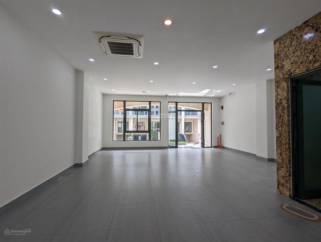 Văn phòng tầng trệt vạn phúc 7x20m, sẵn máy lạnh, hầm để xe free giá 18 triệu