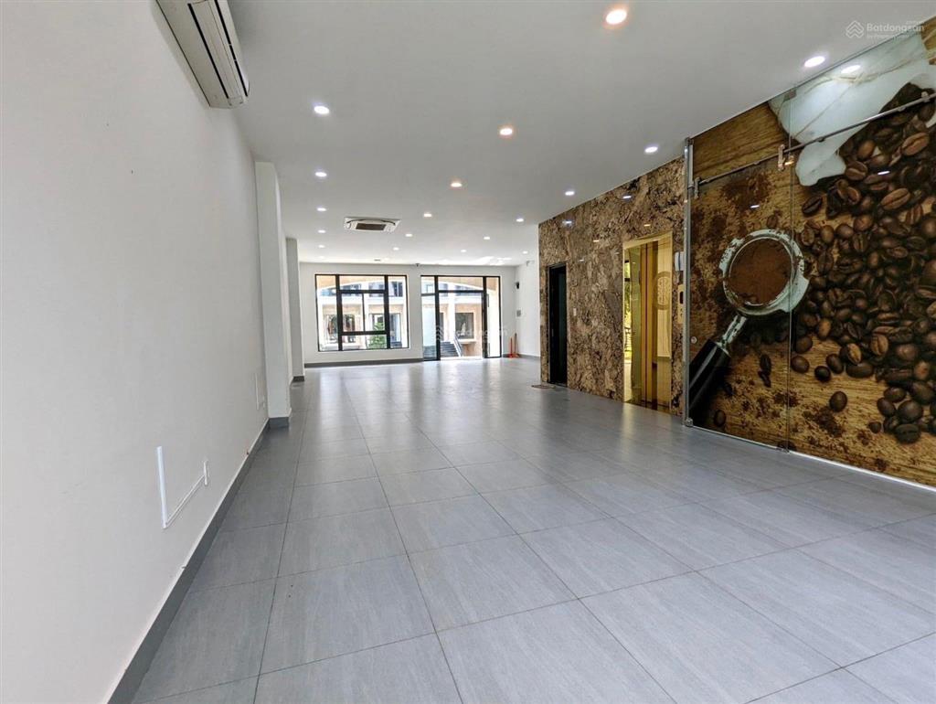 Văn phòng tầng trệt vạn phúc 7x20m, sẵn máy lạnh, hầm để xe free giá 18 triệu