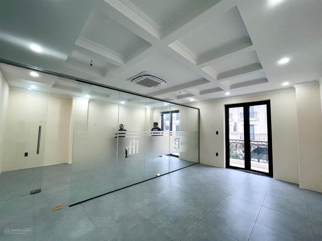 Văn phòng tầng 2 vạn phúc city, 7x22m sẵn vách kính, máy lạnh, hầm để xe giá 14 triệu/tháng