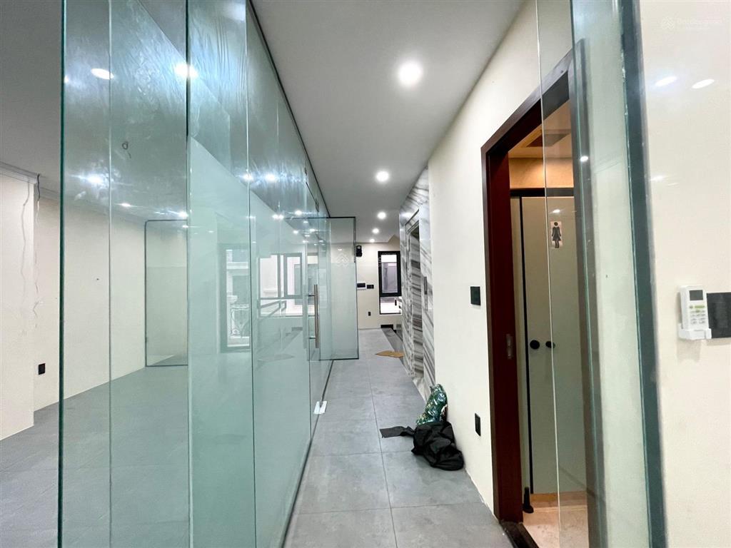 Văn phòng tầng 2 vạn phúc city, 7x22m sẵn vách kính, máy lạnh, hầm để xe giá 14 triệu/tháng