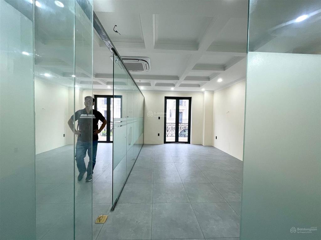 Văn phòng tầng 2 vạn phúc city, 7x22m sẵn vách kính, máy lạnh, hầm để xe giá 14 triệu/tháng