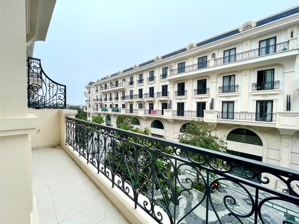 Văn phòng tầng 2 vạn phúc city, 7x22m sẵn vách kính, máy lạnh, hầm để xe giá 14 triệu/tháng