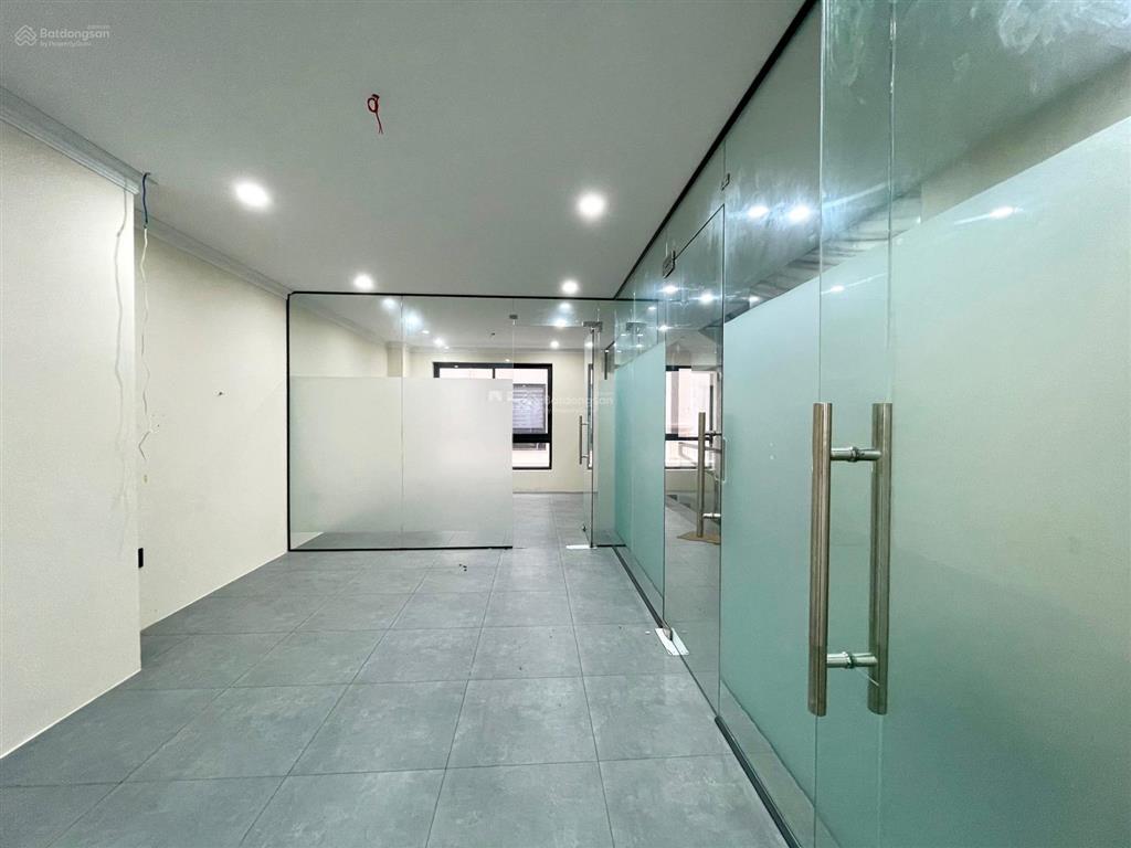 Văn phòng tầng 2 vạn phúc city, 7x22m sẵn vách kính, máy lạnh, hầm để xe giá 14 triệu/tháng