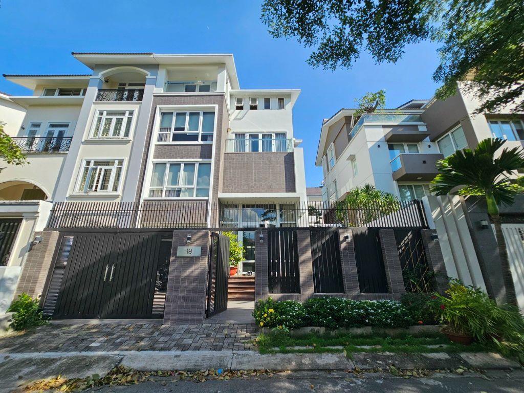 Bán biệt thự phú mỹ vạn phát hưng, 10.5x19, 5pn,6wc, gara, full nội thất cao cấp, giá 29.5 Tỷ, giá tốt nhất khu