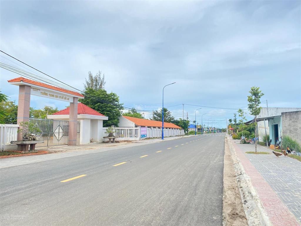 Lô góc siêu đẹp trong khu tái định cư lộc an, 2 mặt tiền đường đều rộng 15m, cách chợ lộc an 500m