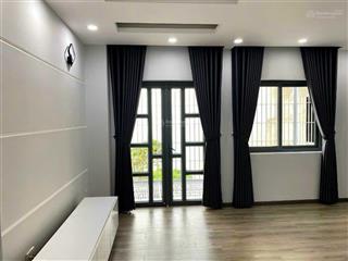 Cho thuê nhà kdc him lam 6ats, nhà mới đẹp, có thang máy, đường lớn giá 28tr  e dung 0931 017 ***