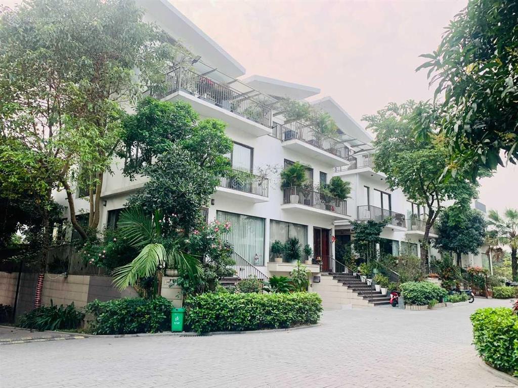 Bán căn biệt thự đơn lập siêu đẹp, ngay cạnh bể bơi khai sơn hill long biên. giá chỉ 300 triệu/m2