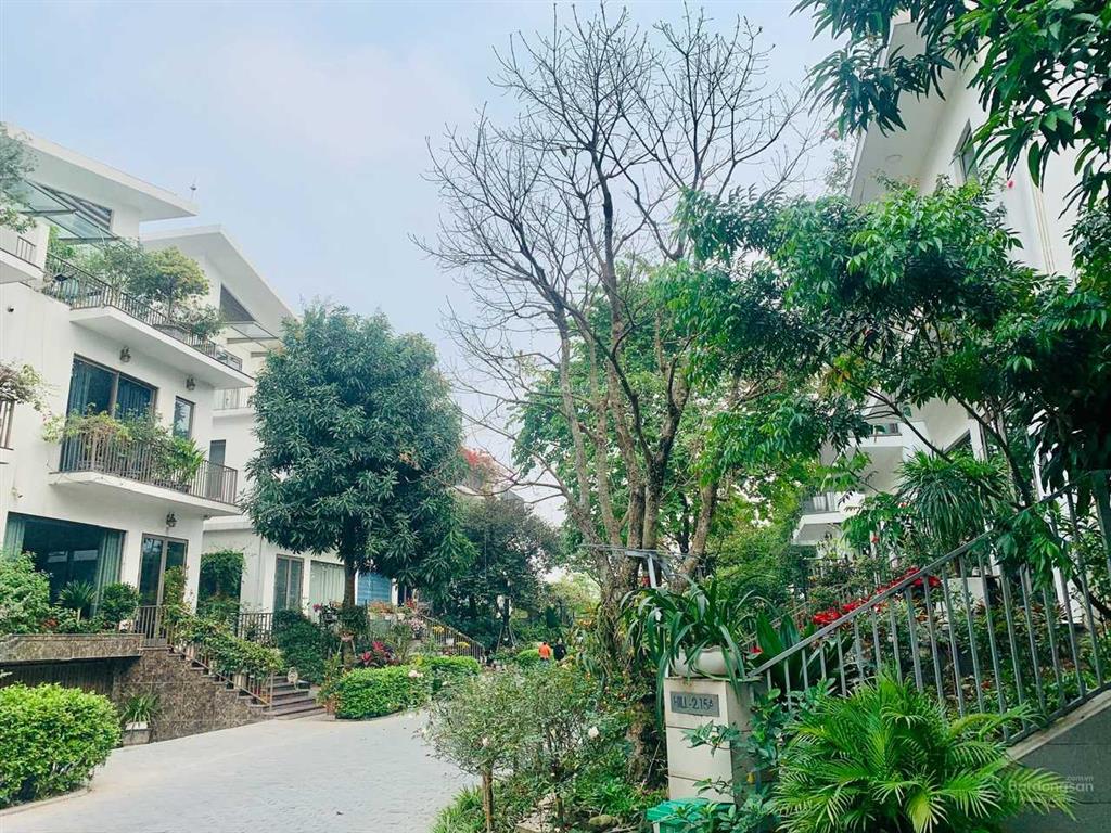 Bán căn biệt thự đơn lập siêu đẹp, ngay cạnh bể bơi khai sơn hill long biên. giá chỉ 300 triệu/m2