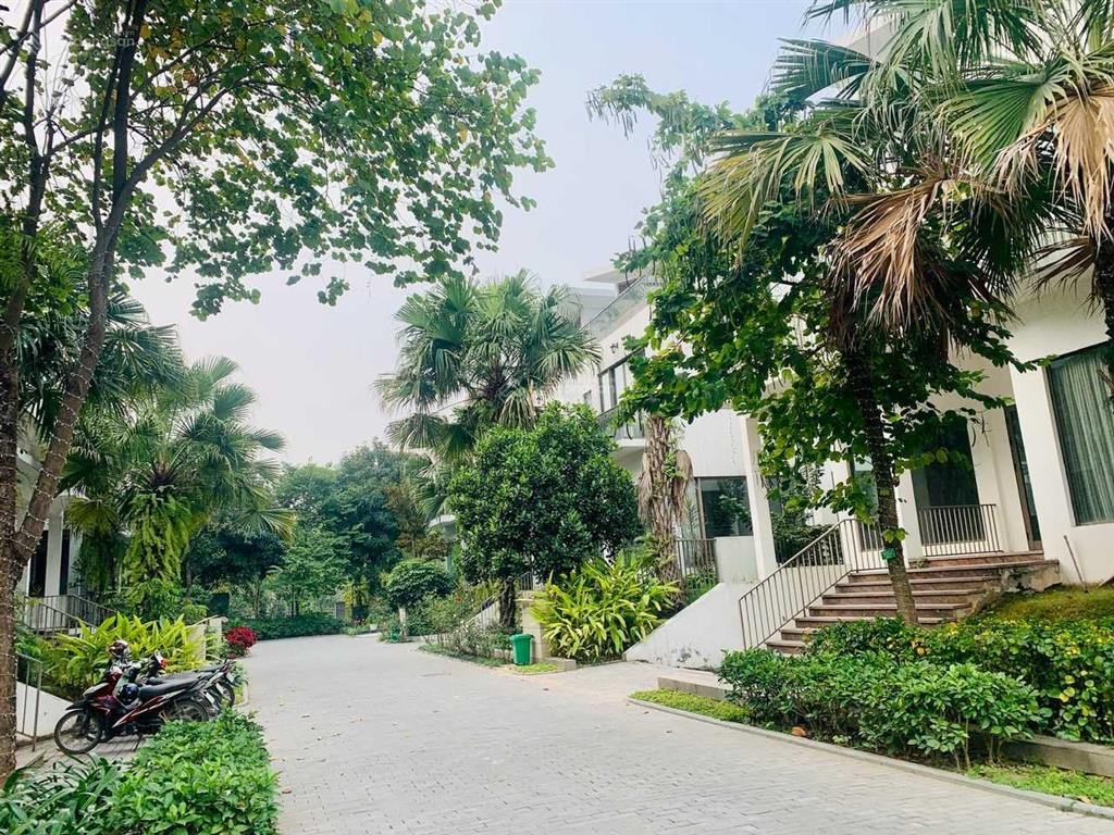 Bán căn biệt thự đơn lập siêu đẹp, ngay cạnh bể bơi khai sơn hill long biên. giá chỉ 300 triệu/m2