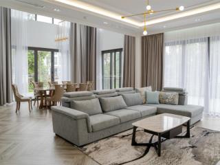 Cho thuê biệt thự 320m2 hoa lan, view sông nội khu vinhomes riverside, hoàn thiện đẹp, có thang máy