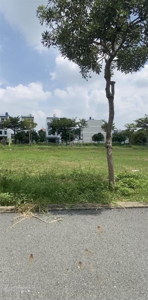 Cần bán lô đất đường d1 tại khu 5 sao, cần giuộc, long an. 100m2 giá 2tỷ850.  0931 112 ***