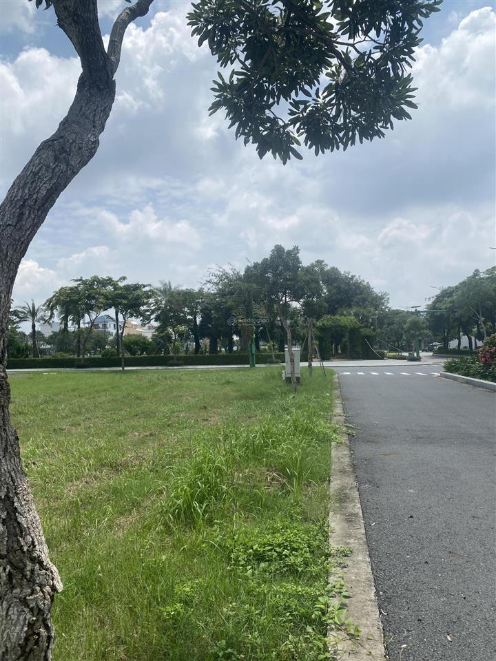 Cần bán lô đất đường d1 tại khu 5 sao, cần giuộc, long an. 100m2 giá 2tỷ850.  0931 112 ***