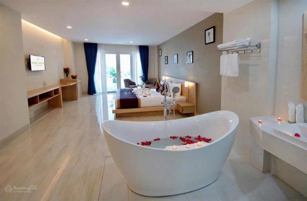 Bán khách sạn 20 tầng, đường bắc sơn, vĩnh hải, nha trang, 247.1m2 (13,2x18,7m) hướng nam  75 tỷ