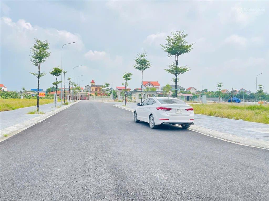Lô góc khe 110m2 đấu giá tân dân tuyệt đẹp, cách cổng chào chỉ 30m, đẹp ko tỳ vết, ko lỗi lầm