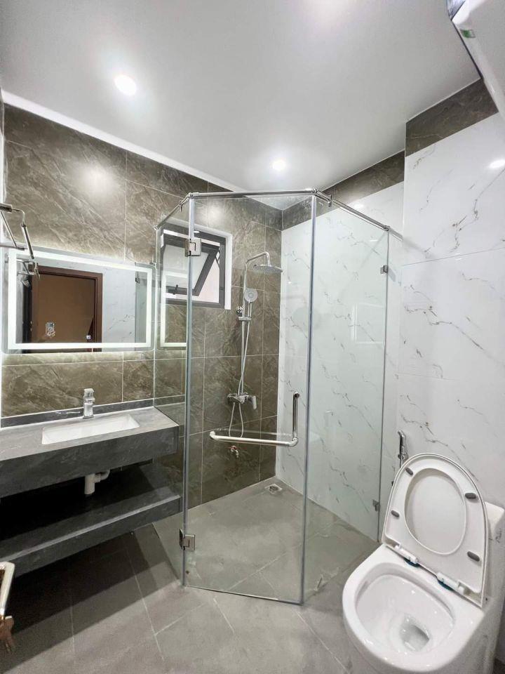 Nhà đẹp Mặt Đường Di Trạch 33M 5 Tầng, kinh doanh, ô tô đỗ cửa, tiện ích giá 5.2 tỷ