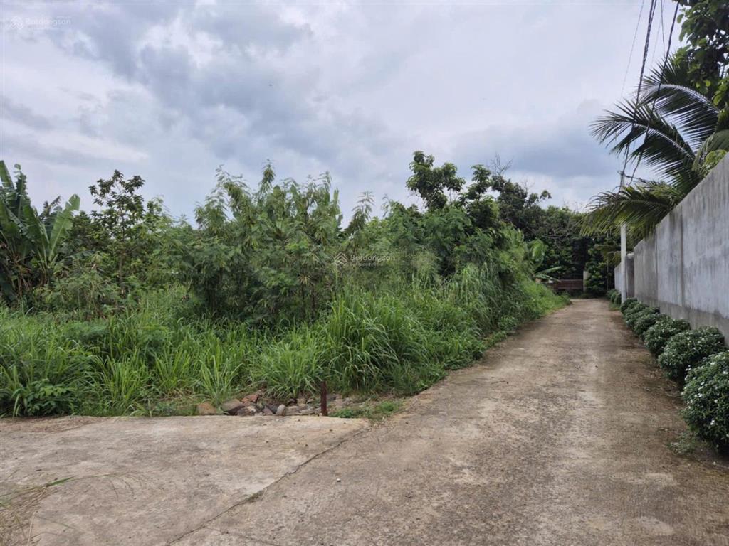 Bán 200m2 đất thổ cư  ngang 10m, dài 20m. đường 5m, thông ra quốc lộ gần ngã tư dầu giây. giá ngộp