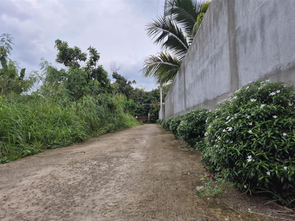 Bán 200m2 đất thổ cư  ngang 10m, dài 20m. đường 5m, thông ra quốc lộ gần ngã tư dầu giây. giá ngộp