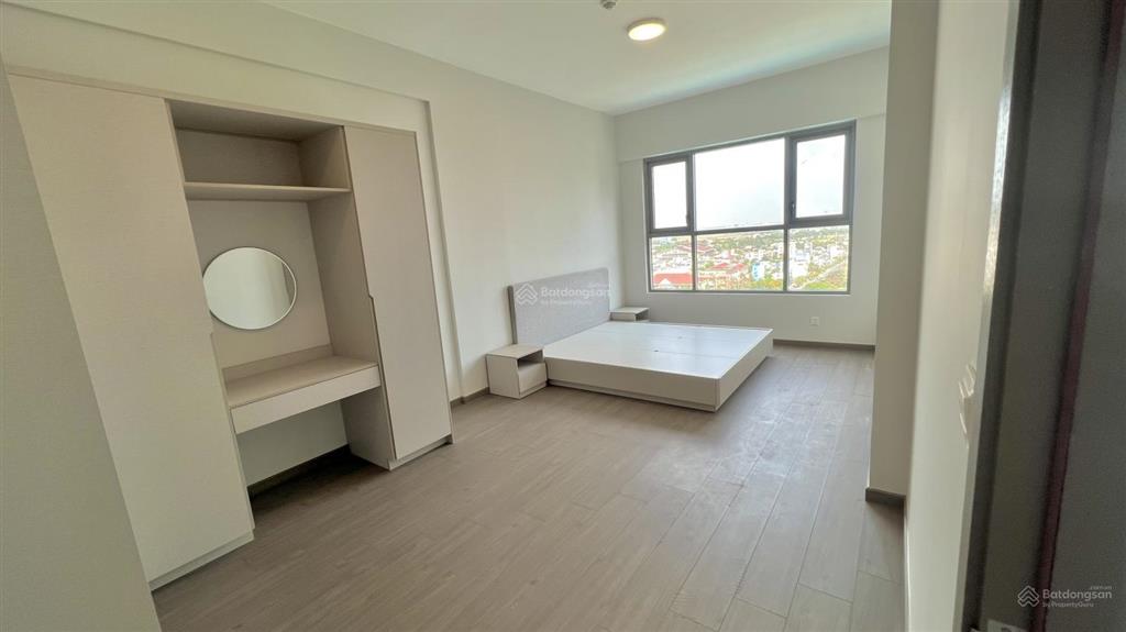 Bán căn 3pn (114m2), có sẵn nội thất, view hồ bơi sân tennis, quảng trường giá 4 tỷ 4 (có sổ)